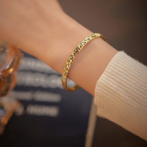 Stylish Solid Silver Open Bracelet for Women - Unique Niche Design