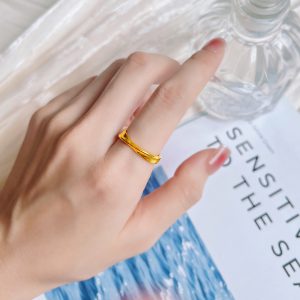 Stylish Mobius Strip Ring for Women - Unique Fashion Statement Piece