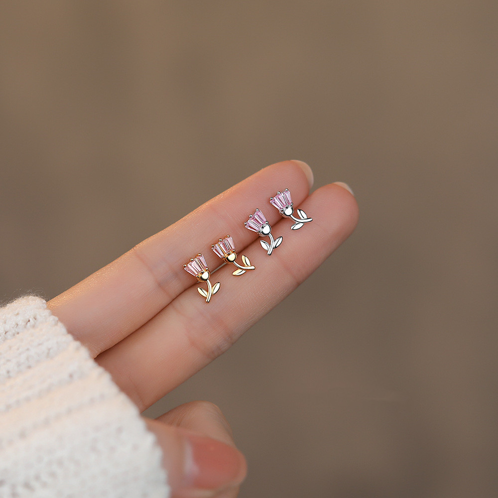 Elegant Women's French Retro Tulip Stud Earrings for Timeless Style - Image 2