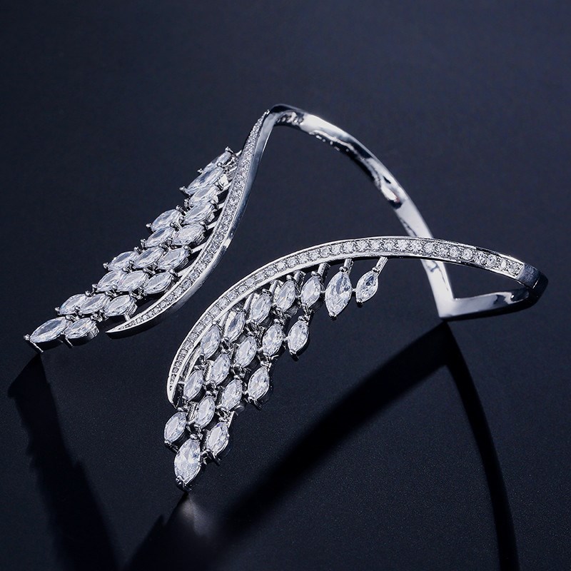 Elegant Angel Wings Bracelet for Ladies - Stunning Fashion Accessory - Image 2