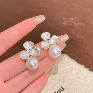 Silver Needle Light Luxury Women's Pearl Flower Earrings for a Chic Look