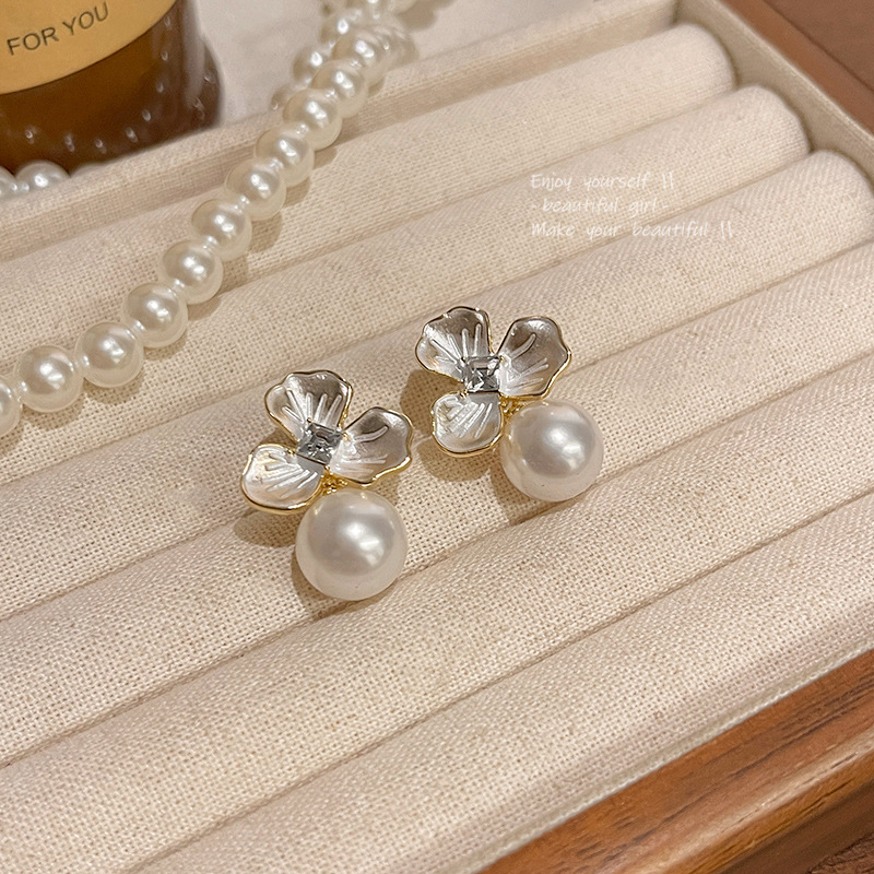 Silver Needle Light Luxury Women's Pearl Flower Earrings for a Chic Look - Image 2