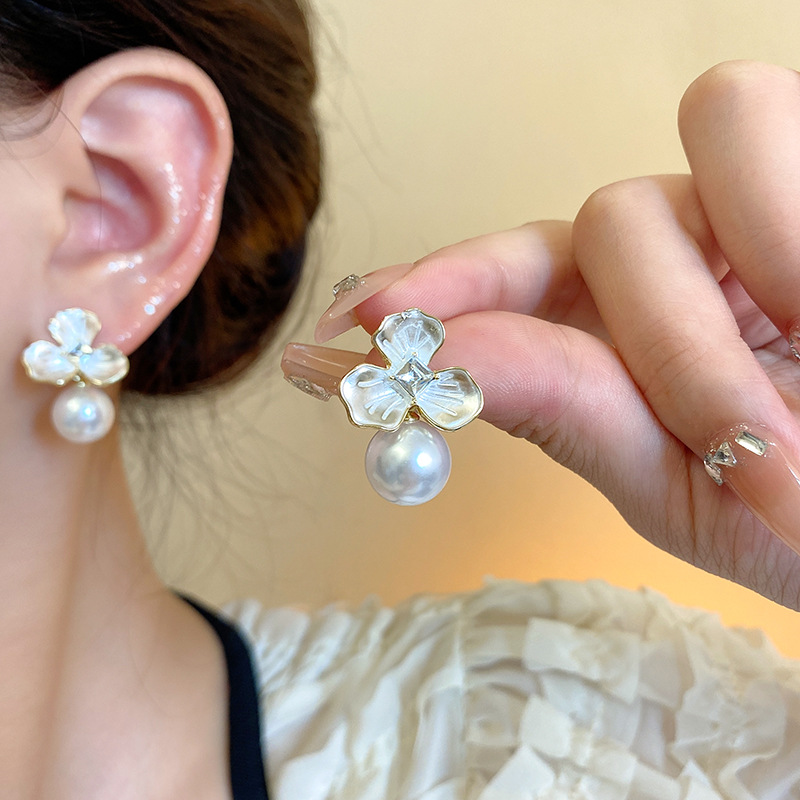 Silver Needle Light Luxury Women's Pearl Flower Earrings for a Chic Look - Image 3