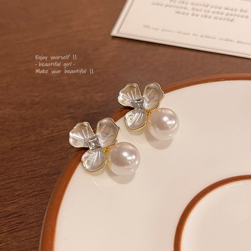 Silver Needle Light Luxury Women's Pearl Flower Earrings for a Chic Look - Image 4