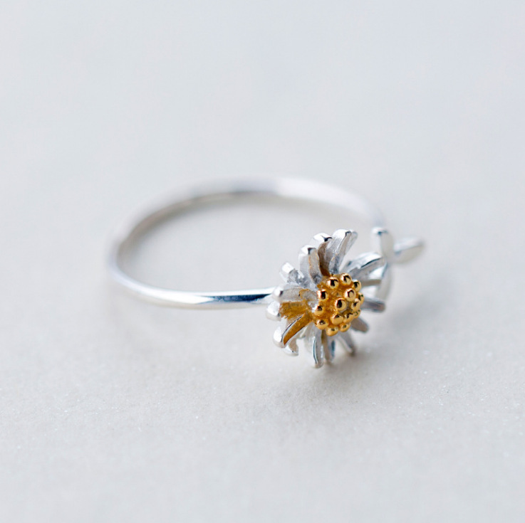 Daisy Small Leaf Ring - Elegant Nature-Inspired Jewelry for Every Occasion