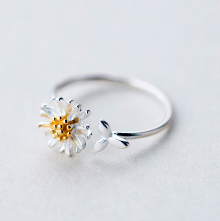Daisy Small Leaf Ring - Elegant Nature-Inspired Jewelry for Every Occasion - Image 2