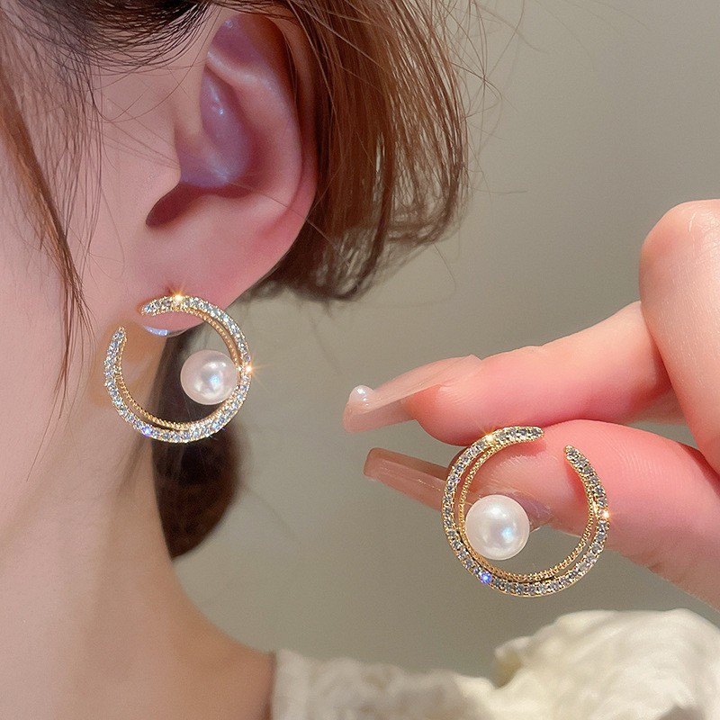 Sparkling Diamond Ear Studs with Unique Pearl Niche Design