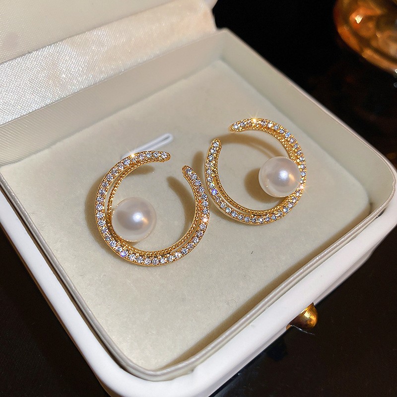Sparkling Diamond Ear Studs with Unique Pearl Niche Design - Image 2