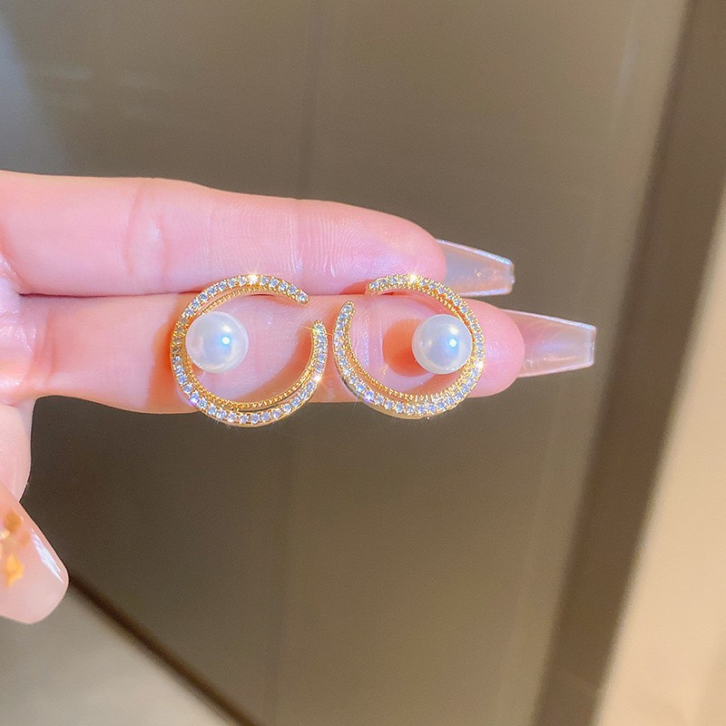 Sparkling Diamond Ear Studs with Unique Pearl Niche Design - Image 3