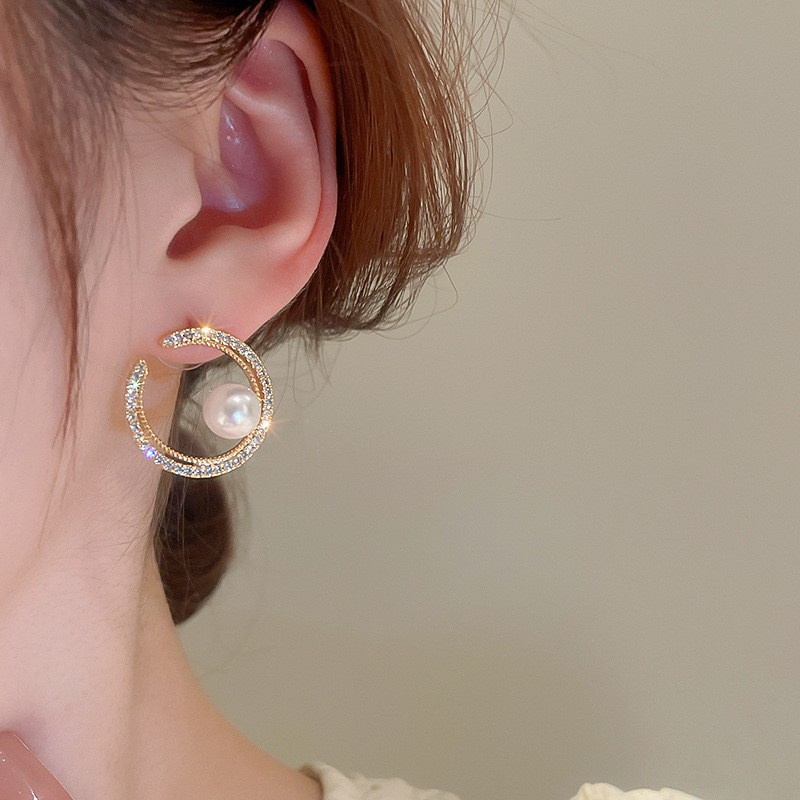 Sparkling Diamond Ear Studs with Unique Pearl Niche Design - Image 4