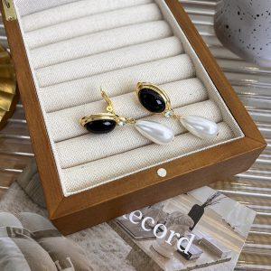 Elegant Women's Pearl Water Drop Ear Studs - Timeless Style and Charm