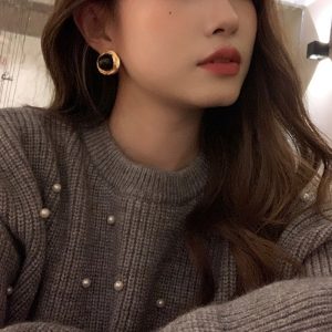 Stylish Women's Retro Round Pearl Stud Earrings for Elegant Looks