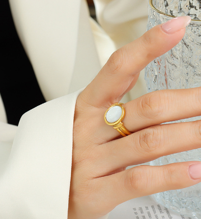 Elegant Belle Golden Seashell Ring - A Stunning Accessory for Every Occasion