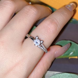 Charming Kitten Female Ring with Artificial Diamonds – Trendy Fashion Accessory