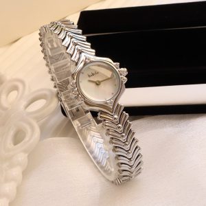 Elegant Bamboo Chain Quartz Watch for Women - A Perfect Gift