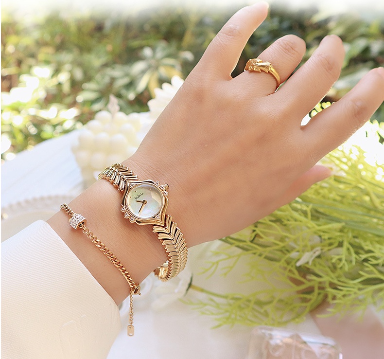 Elegant Bamboo Chain Quartz Watch for Women - A Perfect Gift - Image 4