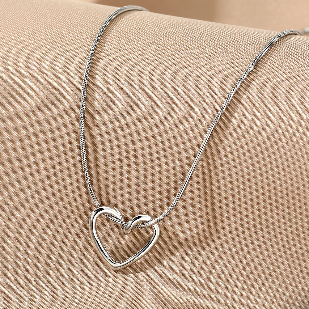 Charming Niche Hollow Heart Necklace for Women - Perfect Gift Idea - Image 2