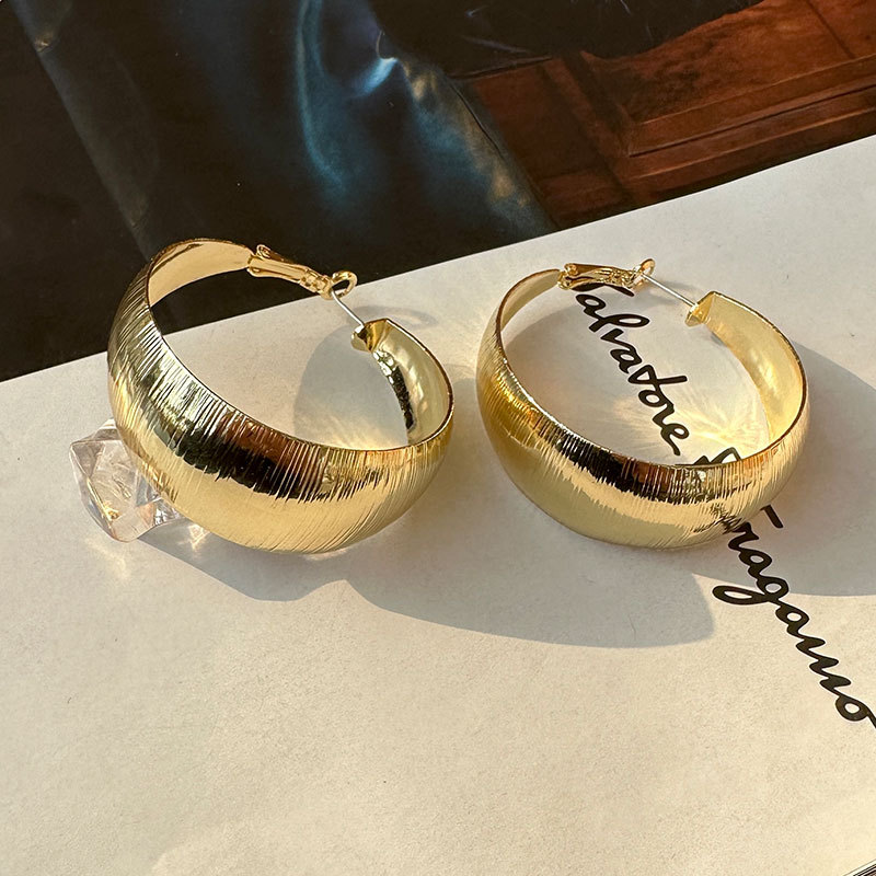 Trendy Women's Fashion Exaggerated Earrings for a Unique Style - Image 5