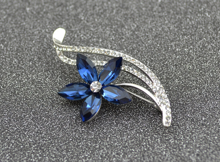Elegant Five-Leaf Flower Crystal Brooch - Stunning Jewelry Accessory - Image 2