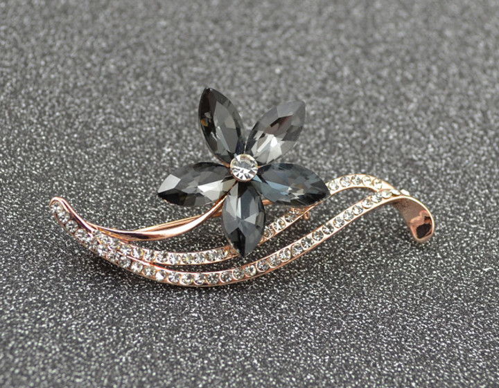 Elegant Five-Leaf Flower Crystal Brooch - Stunning Jewelry Accessory - Image 4