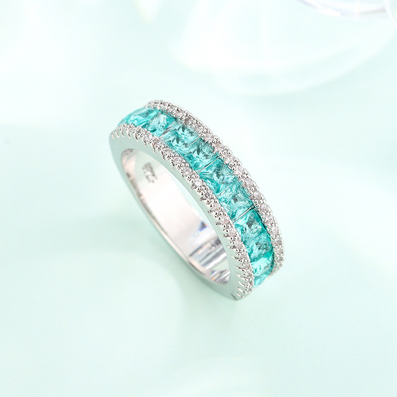 Elegant White Gold Plated Emerald Zircon Ring - Stylish Fashion Accessory
