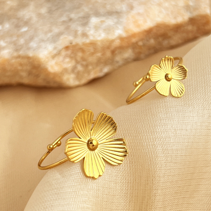 Stunning Vintage Stainless Steel Ring with 18K Gold-plated Floral Design - Image 2