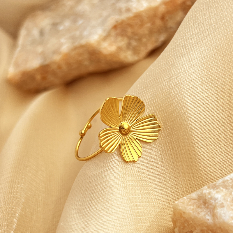 Stunning Vintage Stainless Steel Ring with 18K Gold-plated Floral Design - Image 7