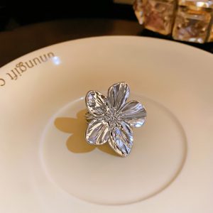 Stunning Flower Silver Petal Ring – Elegant Floral Design for Every Occasion