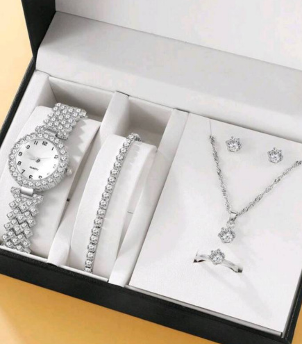 Luxury Diamond Women’s Quartz Bracelet Watch with Rhinestone Accents - Image 2
