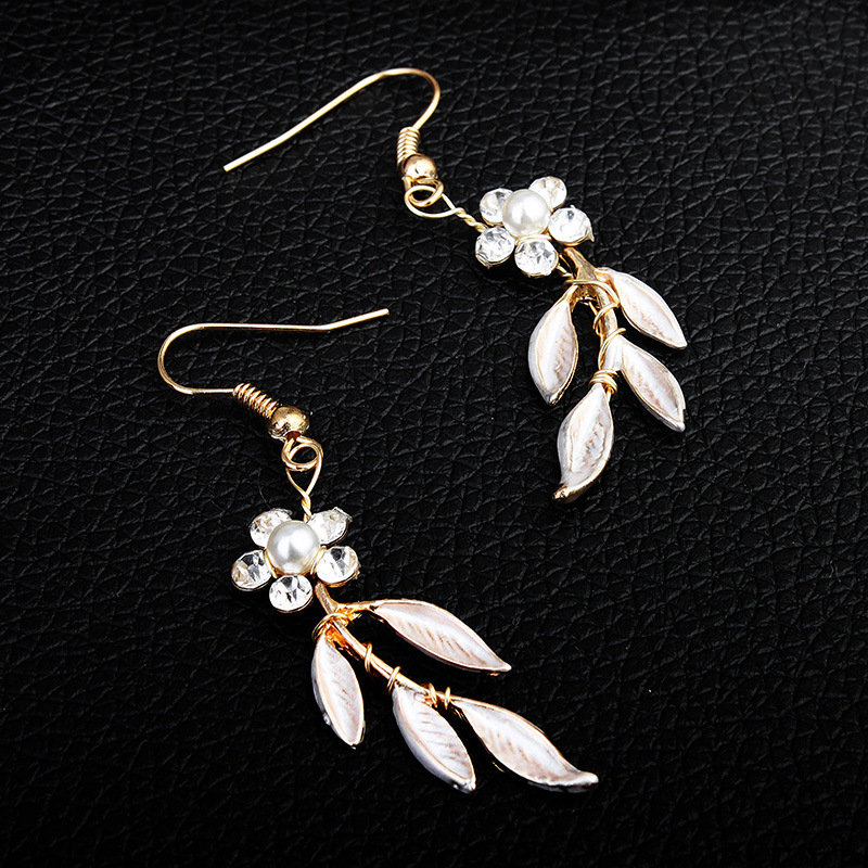 Elegant Three-Piece Bridal Jewelry Set: Alloy-Plated Earrings & Necklace for European and American Brides - Image 3