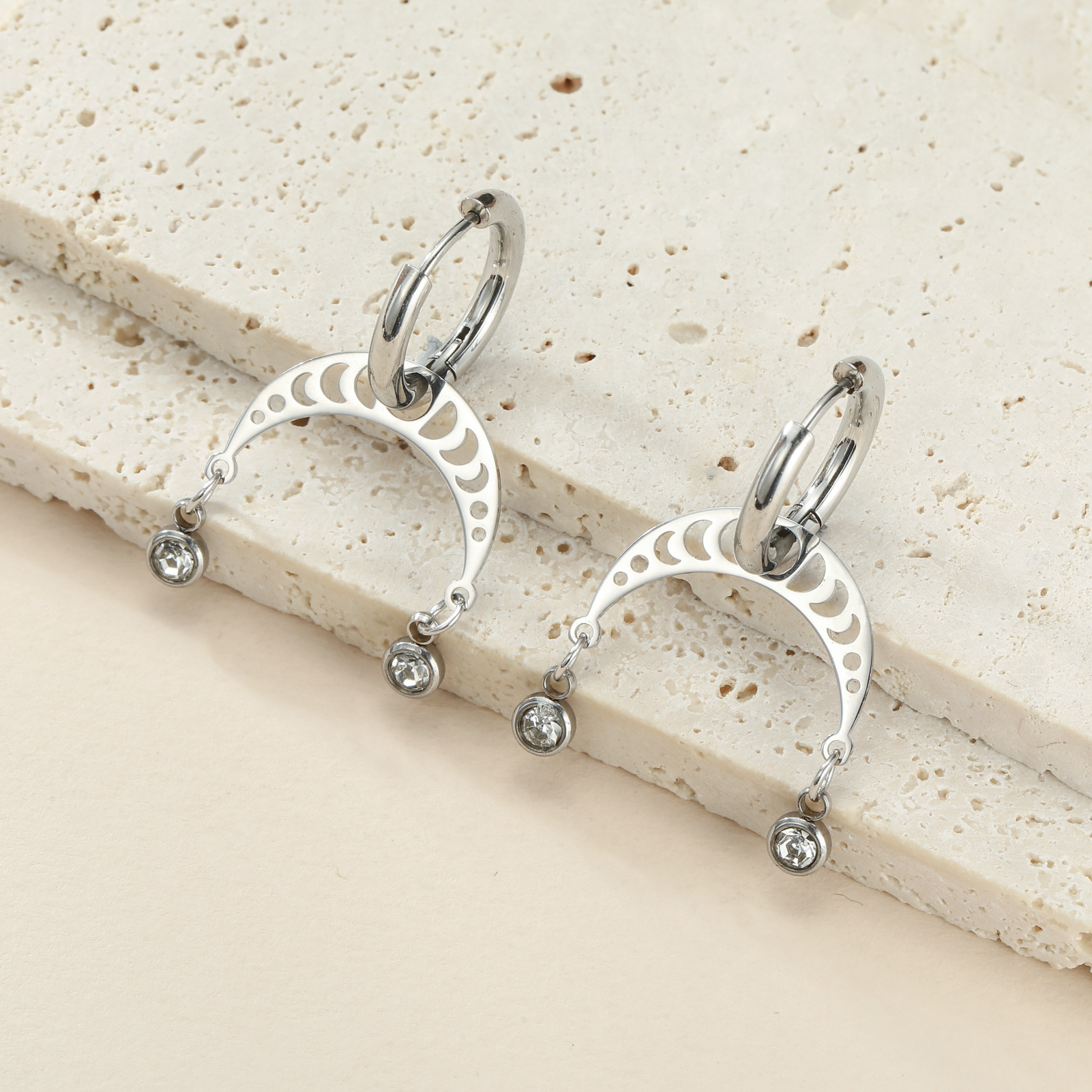 Stylish European and American Geometric Curved Cut Earrings for Modern Elegance - Image 3