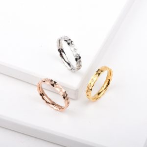 Elegant Diamond Pattern Ring with Stunning Diamond Accents - Simple Design
