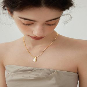 Elegant Minimalist White Shell Water Droplet Necklace - Niche Luxury Design
